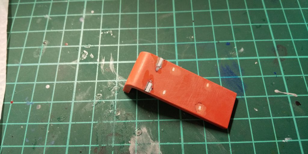 レッドチップ的なアクセントを盾にいれようとしましたが、盛大に失敗、埋め直しました。