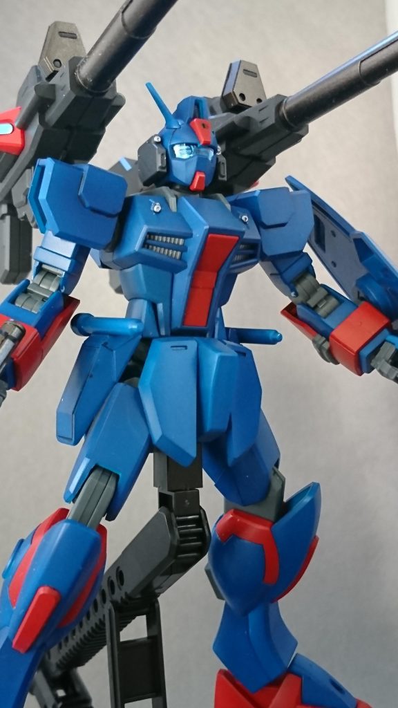 胴体と頭部ですが胸のダクト、バルカン砲口、ゴーグル奥のメカ部分はシルバーで塗り分けました。それにしてもこの胸のバルカンっぽいディテールって一体何なんだろうか?設定調べても特に載ってないし......。