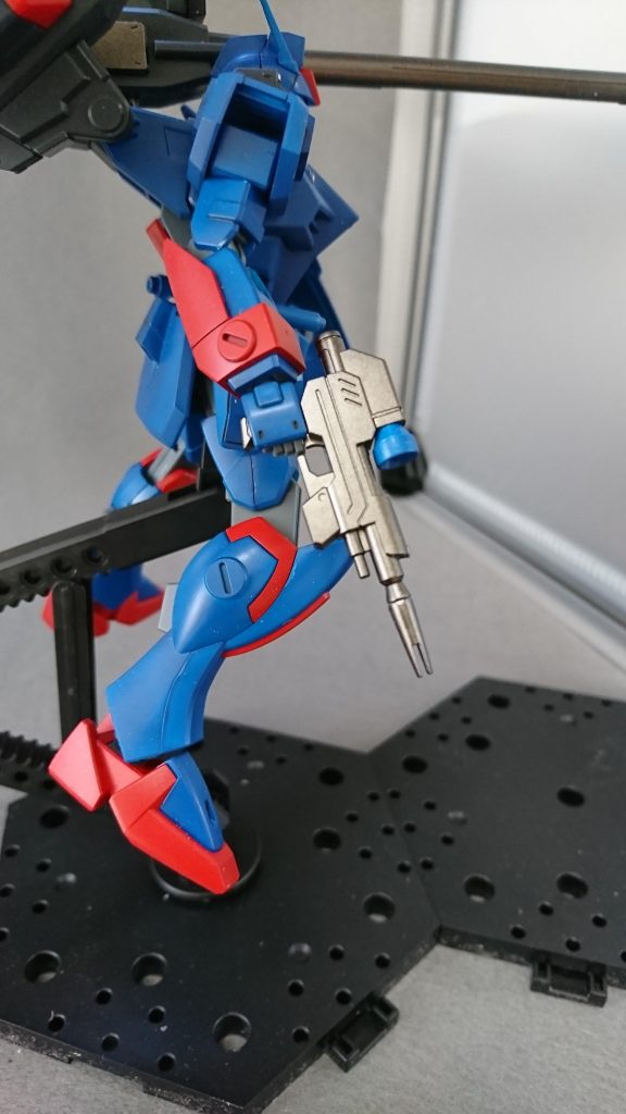 ビームカービン。銃本体は前回同様ガンメタで、スコープ(?)部分は機体と同じカラーに塗りました。けどダガーL用とはいえ手持ち武装は消耗品だろうし元と同じ白のほうが良かったかも。