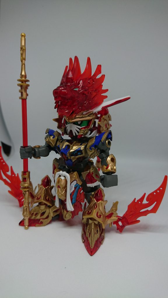 悟空シルエット。赤いクリアパーツが多くてまたカッコいい。・・・しまった。照明が暗い。頭部のパーツが大きすぎてどうも影が濃くなってしまいました。