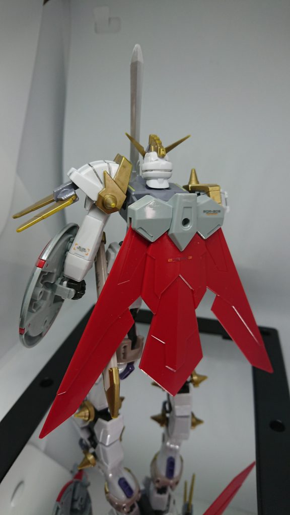 金属部分のみガンダムマーカーのゴールドとシルバーで塗装。ソードはシャインシルバーで。ガンダムマーカーすごい便利です。あとは汎用水転写デカールを適当に貼って墨入れてトップコート光沢を振って完成。三分クッキング並みです。