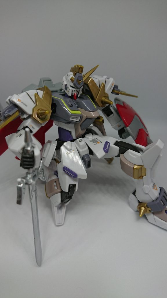 で、構図を考えてたら不慮の事故により頭部のアンテナが折れましたｗまあ、カザミんのジャスティスだし、いいか。というわけでそのままの構図で遊んでました。作中のこともあり、ジャスティスナイトにはこういう構図がよく似合う気がします。