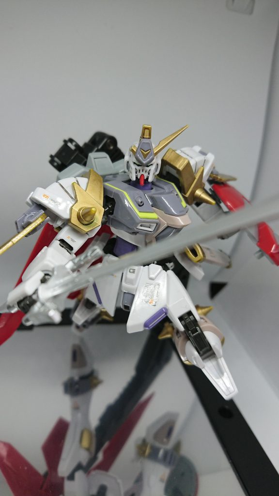 そしてやられっぱなしで終わらない。最後には立ち上がるのがジャスティスナイトことカザミんのいいところ。そんなジャスティスナイトの活躍が見れるのは「ビルドダイバーズ　リライズ」だけ！（＊主な活躍は中盤以降）と、個人的に好きな機体だったからこそ２体目買っちゃうかもしれないので今回は簡単に作成してみました。でもこの機体、普通にガンプラとして見ても可動域多いし改造の下地にしてもいい上、わりかし全体的に頑丈なので動かしがいがあります。（アンテナ以外は）