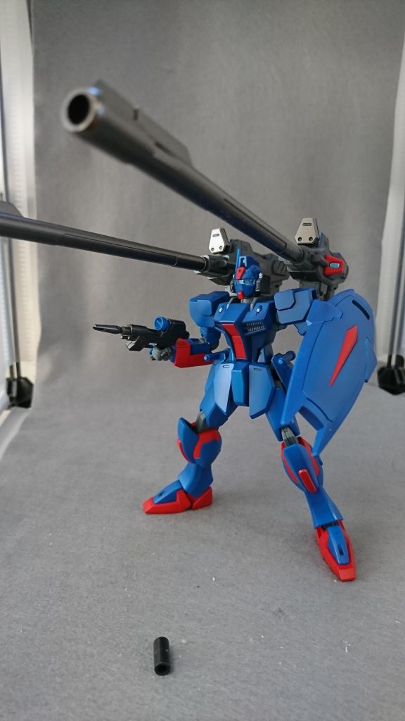 ドッペル砲を前から。やっぱりデカい。こっちも砲身をガンメタに塗り分けました。ちなみにこの砲の長さを測ってみたんですが、約20㎝ありました。1/100の全高と大差ないんですがそれは.......。