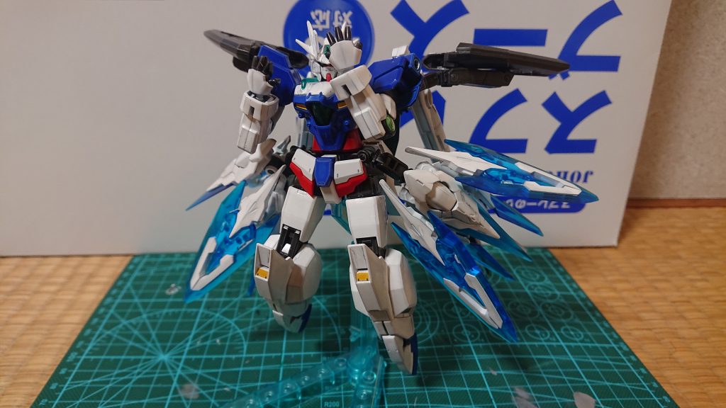 機体胸部には、これまでの歴代ガンダムのシステムや強化機能のデータが納められた『ヒストリア・コア』が、頭部は青年が一番好きなガンダムAGEの中核を担った『AGEシステム』を、ヴェイガン機体の特色を参考に全機能を組み込んだ。更に、バックパックにはフリーダムやジャスティスといった機体の持つ『核エンジン』と『NJC(ﾆｭｰﾄﾛﾝｼﾞｬﾏｰｷｬﾝｾﾗｰ)』を搭載、腰部にあるシアクアンタのバインダーと合同駆動させることにより、長時間の継戦能力を獲得している。