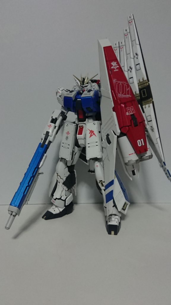 装着後です。HWS装着だとあまり動かせないのでノーマルのほうが個人的にはポーズも決まると思います。RG サザビーと並べたいけど購入できるかなー？