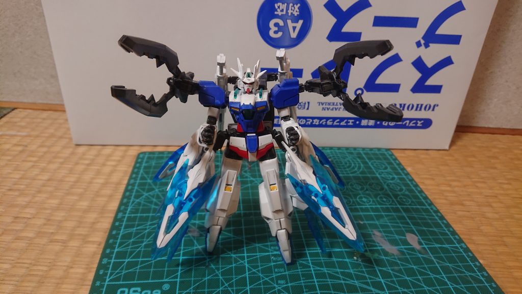 アストレイレッドドラゴンのカレトヴルッフを参考に、G-セルフ・パーフェクトパックの機能を加えた『トライワールドフレーム』は、アサルトの火力やリフレクターの防御に加え、AGE-2ダブルバレッドの特大ビームサーベルや、V2ガンダムの光の翼を擬似的に再現出来る。また、アームよりホルダーフレームを外し、大方ビームブレイド『トライワールドブレイド』としても使用可能。