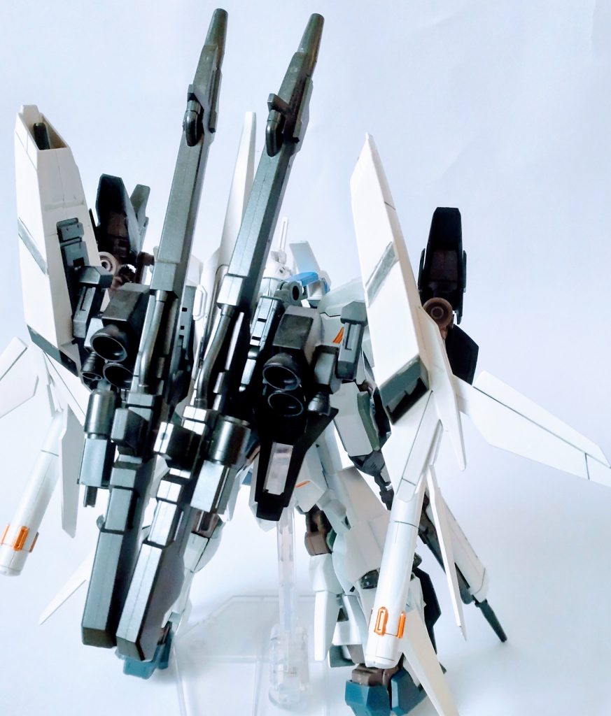 背面です。リゼルディフェンサーのバックパックを背負わせています。