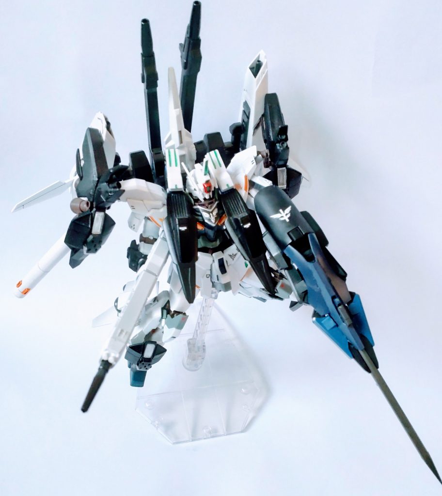 砲撃機体をイメージしていますが接近戦になった時に対策として、シールドにパイルバンカーを仕込み、画像の長さまで伸縮出来るようにしました。