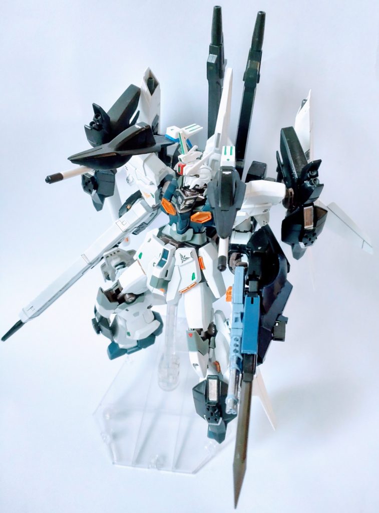 接近戦対策その2。胸部アーマーは表側をグリープのパーツを使用して防御アップ、裏側にジャスティスのリフターからビーム砲を持ってきて隠しキャノンにしました。