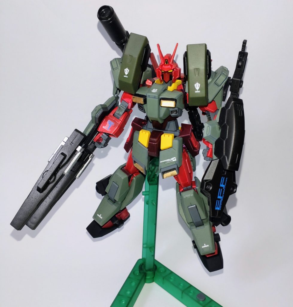 フルアーマー装備。グランサのパーツ着脱機構をそのまま使用し、色変えとパーツ追加でフルアーマーガンダムに見立てたつもりです。