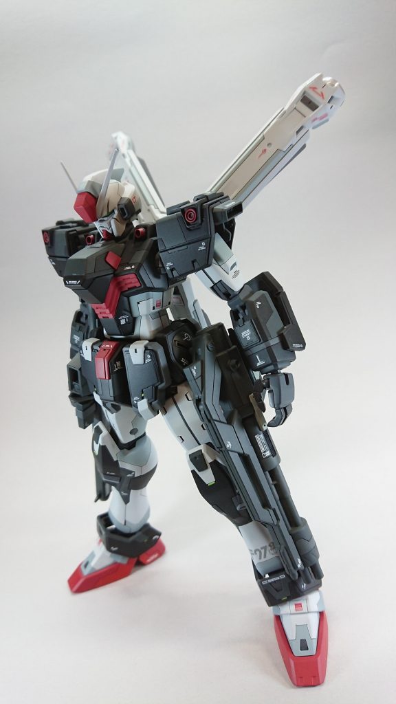 機体左側全体的にスジ彫りを施しています。コクピット上部の形状はパテ盛り成形で改修しています。