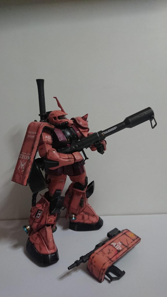 余ったシールドにマシンガン付けてみました。古いキットのせいか少し頭が大きく感じてしまいます。