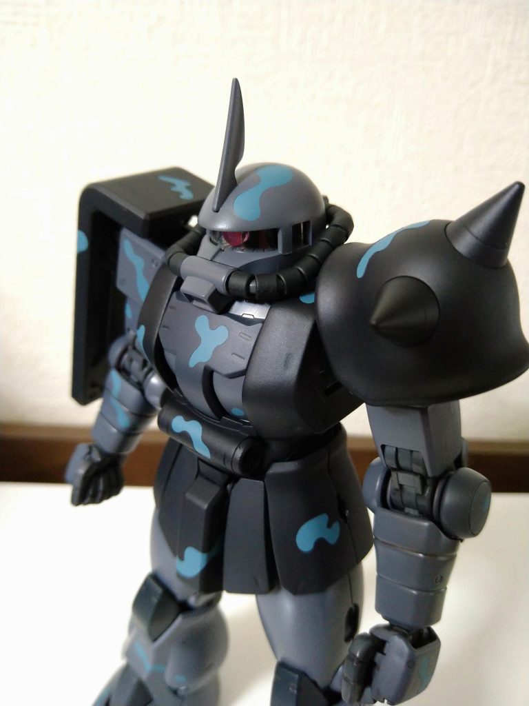 青(インターミディエイトブルー)は、以前購入したものの使い道がなく、いつか使いたいと思っていました。やっと使えました。それをハイキューパーツのクラウド迷彩用マスキングシールを使って吹き、ご覧の状態に。剥がすのが気持ち良かったです(笑)後日、このシールだけでフル迷彩をするきっかけになりました。