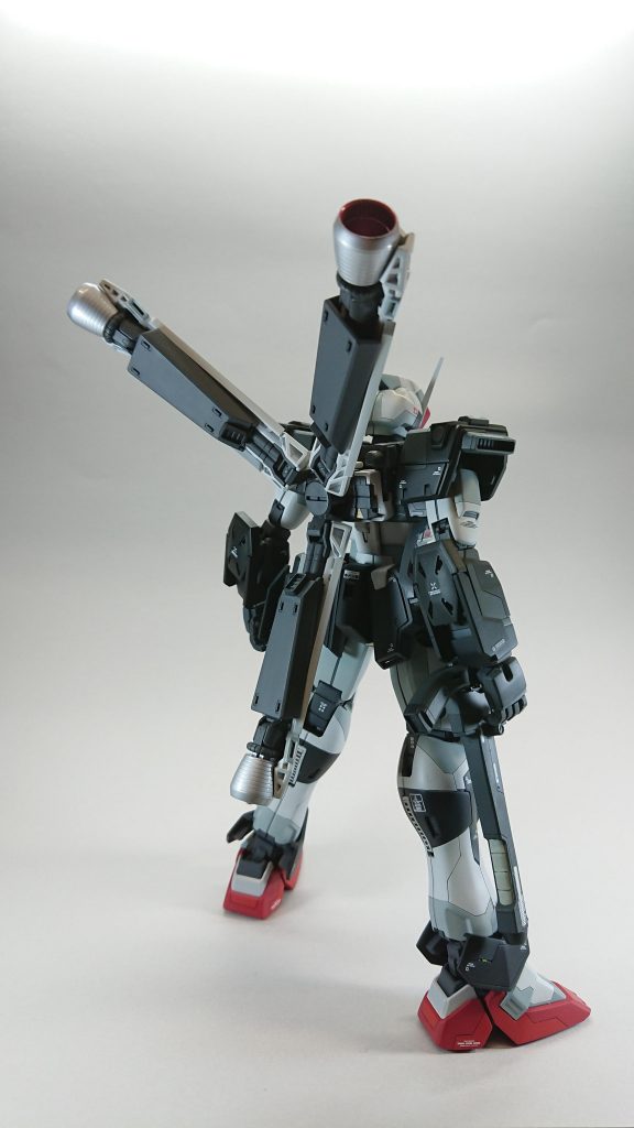 背面メインスラスターをあえて1本減らす事でのプロトタイプ感と、燃料タンク部を増設する事で航続距離の延長を表現しています。