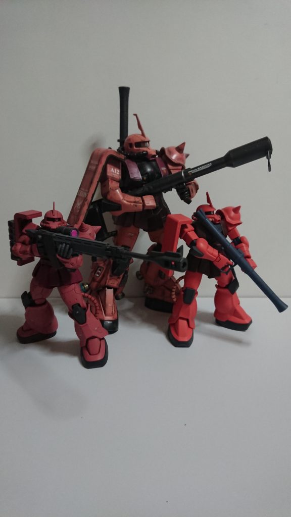 おまけに何年か前に制作したオリジンザクと15年以上前に制作したHG シャアザクと並んで。HGサイズのキットばかり制作してるのでMGはやはり大きいですね。2.0だったらもっとスタイル良かったのかな?いつかPGは経験無いのでいつか制作してみたいです。慣れてないので撮影が難しいですね。