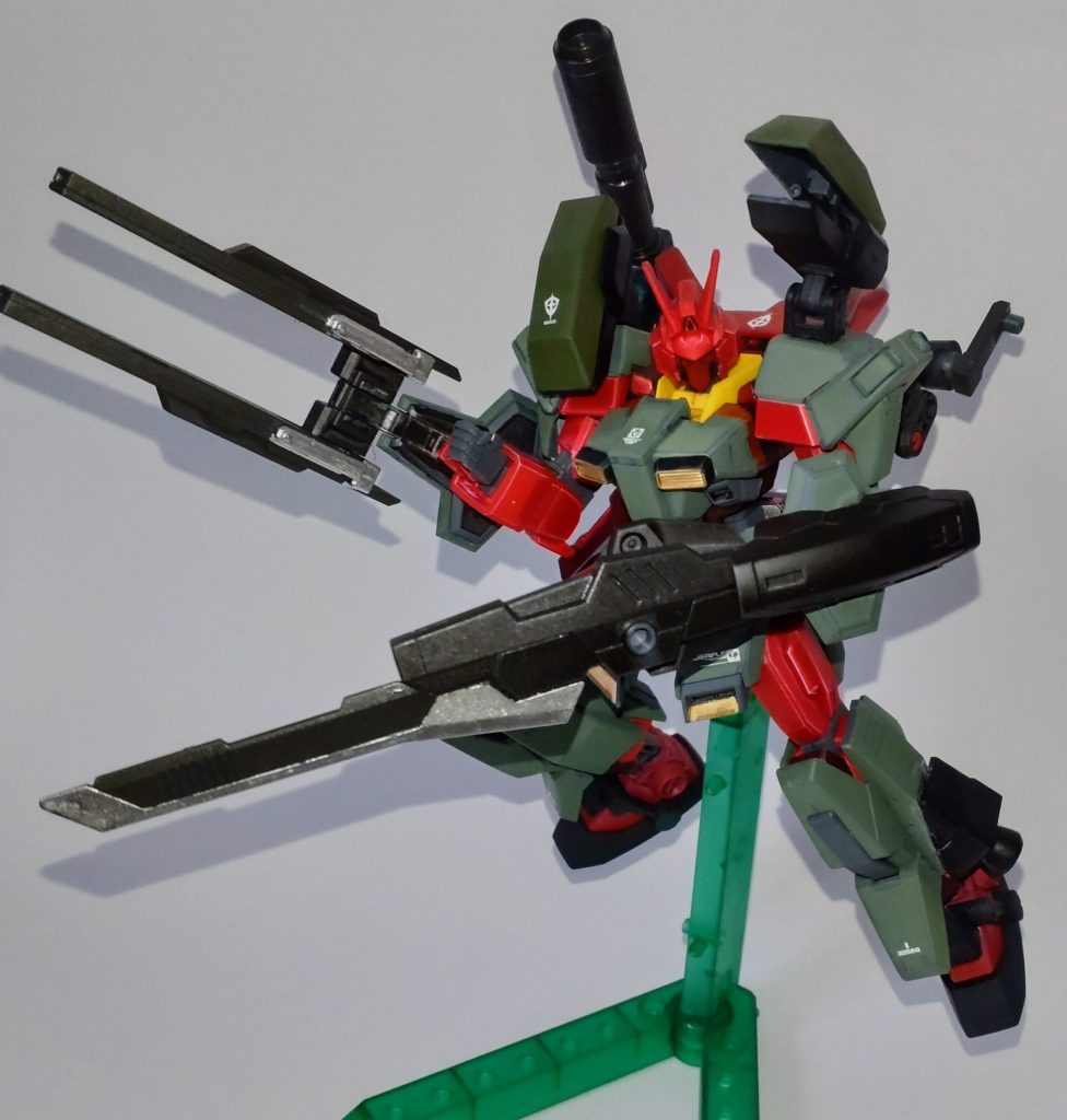 フルアーマー装備では背中のブレードはシールドに取り付け構えます。