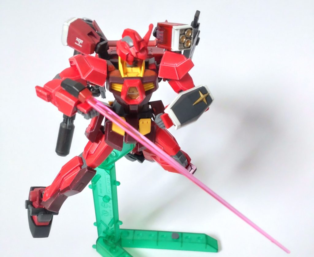 ボックスタイプのサーベルを展開。あとレッドウォーリアと言えば肩のバーニアフレキシブルに可動する事が特徴的なので、ジョイントを工夫しました。