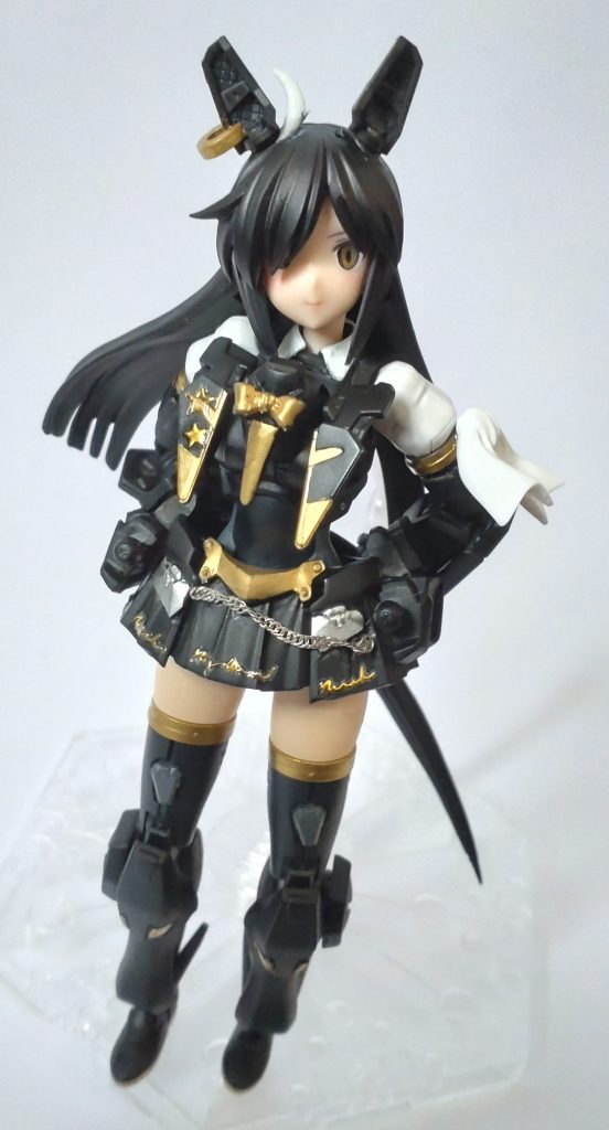 フルクロスアーマーのスカートは外せます。マンハッタンカフェの意匠を少しでも取り込みたく、各部に金色のネイルシールを貼ってみました。ご閲覧、ありがとうございました。