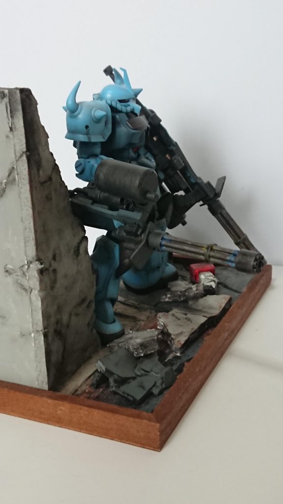 右から。下に転がってるのは武器無しのEGのガンダムに武器とシールドが欲しくて買ったFGガンダムをジムっぽく塗ったものです。