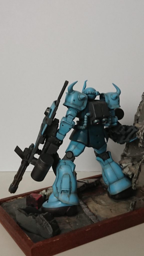 男の背中です。