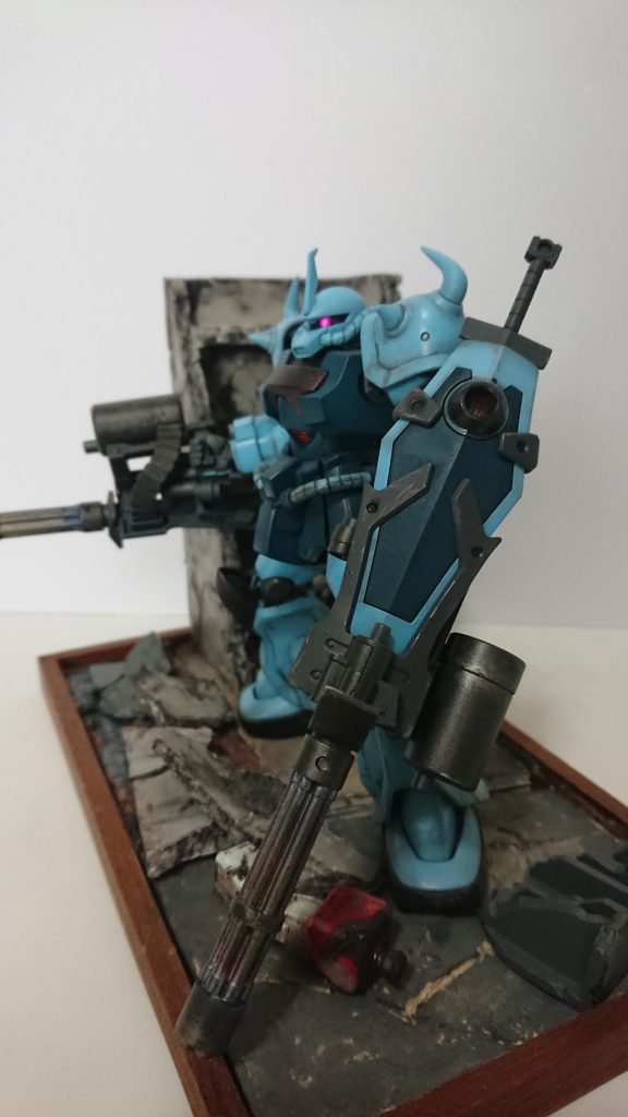 「怯えろ、すくめー!」って聞こえそうです。右腕のガトリングは旧キットから奪って持たせました。