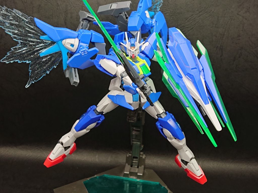 メインの戦闘スタイルは格闘型で、主武装はGNソードⅤベースの「GNカリバー」、格闘戦闘補助としてクアンタのソードビットも活用して攻め込むイメージです。背面の「GNランチャー」は折れ曲がった際は上側が「GNバルカン」、下側が「GNライフル」となっており近接戦闘中でも使用できる遠距離武器となっています。