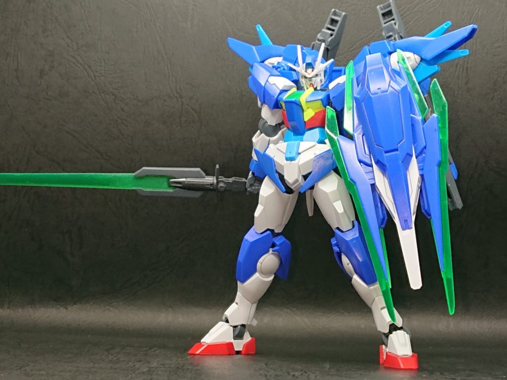 ダブルオーやダブルオークアンタ系のキットを組み合わせて自分好みに仕立ててみました。コマンドクアンタの武装を元にした結果、騎士っぽいイメージにもなったので制作している中で驚きました。