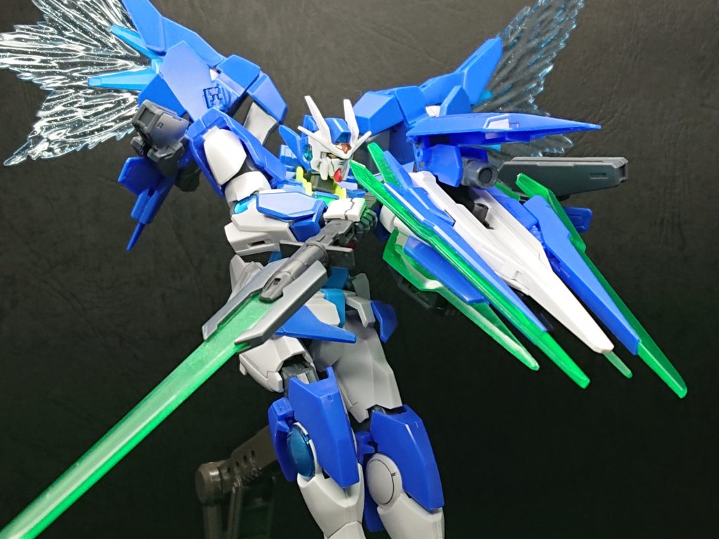 バックパックのGNランチャーはそのまま前に向けるとランチャーの状態に、更にシールド内部にもGNキャノンを内蔵しています。これで遠距離の高火力砲撃も対応可能ですが、切り札が別にあるのでひとまず一点突破したい時用というイメージです。当初の予定ではGNキャノンは内蔵する予定はなかったのですが、コマンドクアンタのシールドの構造が想定と違ったため、ジョイントつけるついでに内蔵しました。