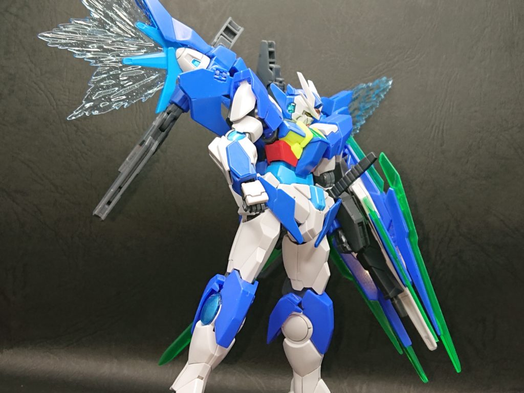 GNコンデンサー内部をメタブルーで塗装、目はゴールド、センサー類も額の赤部分以外は基本的にメタブルーで統一しています。胸部のクリアグリーン部は裏からシャインシルバーで塗っています。色味が暗くならないようにダブルオースカイの紺色や黄色部分のパーツはハイヤーザンスカイフェーズのパーツを使用しています。