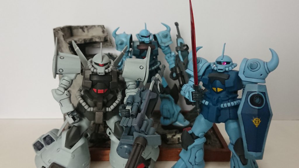 ガトリングを奪われた旧キットのグフカスタムとフライトタイプです。これはかなり前に制作したものです。フライトタイプは筆塗り、カスタムはスミ入れにトップコート、モノアイは今回100均のキラキラしたシールを使用したので旧キットにも。ガトリング奪われ悲しそうです…。自分なりに満足してますが皆さんどうでしょう?