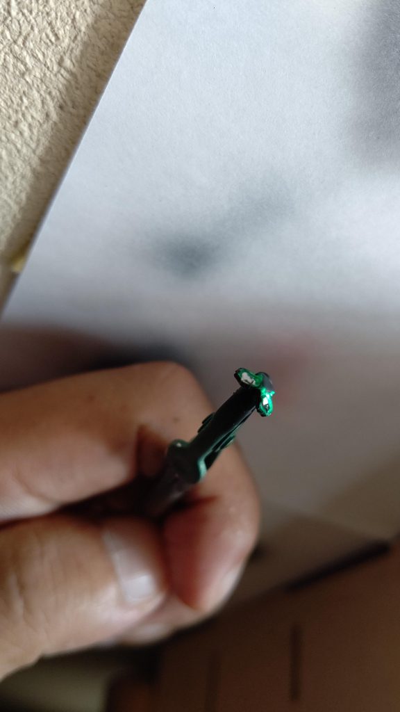 元キットが新しいので加工等ほぼ無し。大きなトラブルも無し。唯一のトラブルがコレ。エナメル黒を拭き取ったら蛍光グリーンどころか下地のシルバーまでハゲ…。やり直して事なきを得たけど、原因が謎すぎた…。(乾燥時間は十分に取っていた)