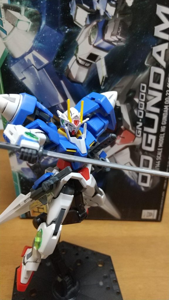 刀で攻撃。GN粒子貯蔵タンクのクリアパーツはPILOTさんの蛍光ペンspotlighterで塗装。00系のクリアパーツはこの蛍光ペンで良い感じに塗装できますww