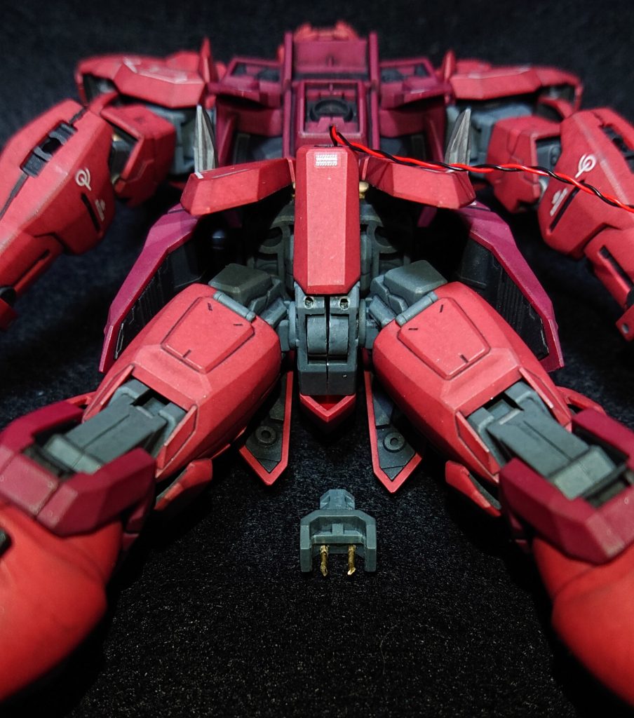 アクションベースへの取付パーツはキットのままだと前後に負荷がかかるとすぐに外れてしまうため、真鍮線2本を差し込んで瞬間接着剤で固定し、本体側にも真鍮線を受けるための穴を開けて固定箇所を増やしました。これで前後に傾けたポージングやディバインストライカーを大きく広げても外れなくなります。