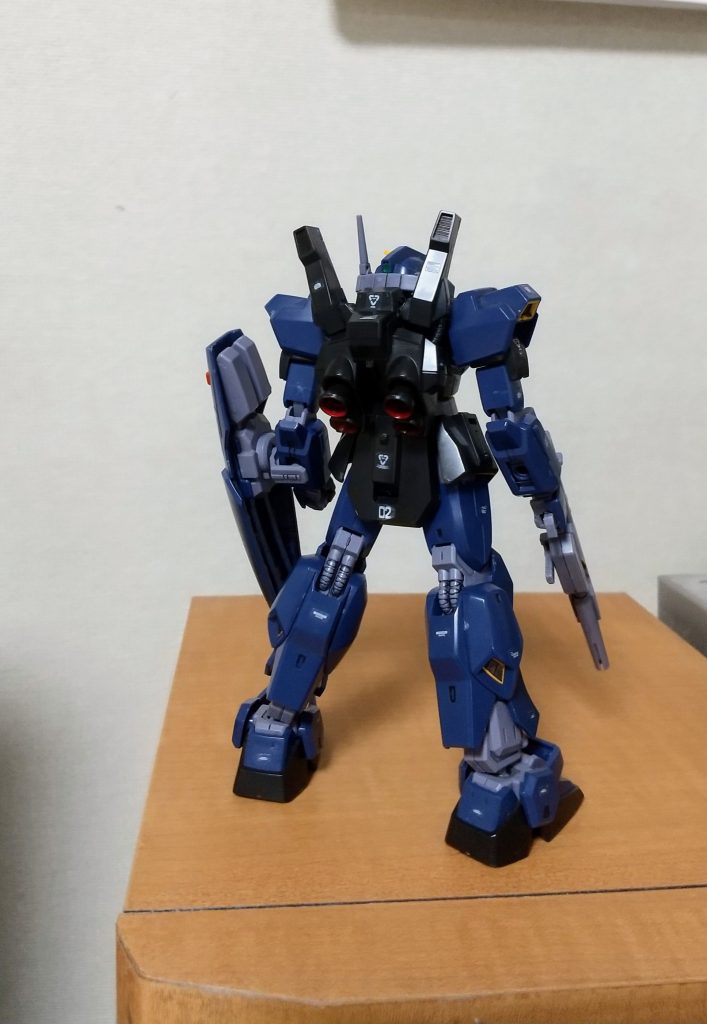 いつもの墨入れ等の他バーニア内部の塗装や、マーキングシールを他のキットから余った物を拝借。各部に貼ってみました。少し剥がれかけている所もありますが、そこは愛敬 ということでww