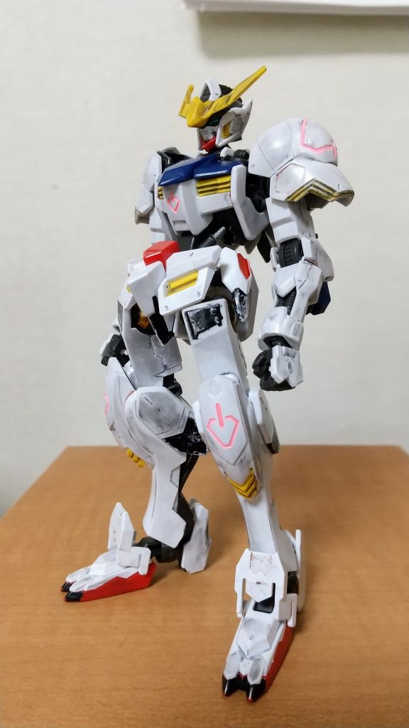 巣立ちでパシャリ。少々ガンダムマーカー流し込み墨入れペン<ブラウン>なんちゃってウェザリングしてみました。でも上手く行かず、ダメでしたww。