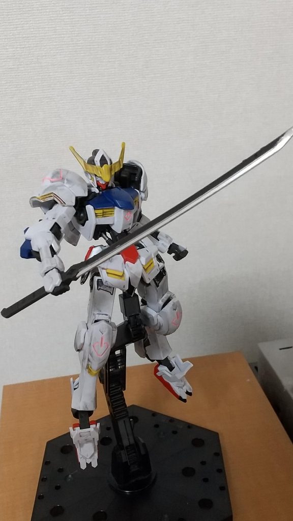 通常のバルバトスの刀でパシャリ。バルバトス「おい、うp主!相変わらず下手くそだな!もっとガンプラの勉強しろ!」うp主「はい。すみませんでした。もっと上手くなれるように勉強して技術力を上げていきます。」バルバトス「分かれば宜しい。」うp主からご覧の皆さんへお礼です。くだらない寸劇にお付き合いしてくださり、ありがとうございました。