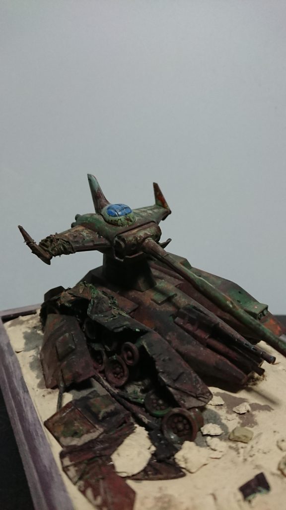 派手に汚して、100均の材料で遊びながら作ったものです。本物の小石も転がってます。