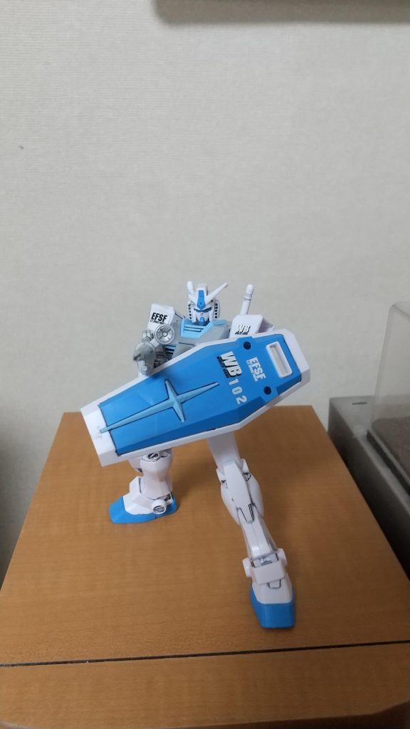 ライフルを構えてその1。前回のうp主専用ガンダムバルバトスと同様、鉛筆で少しウェザリングしてみました。