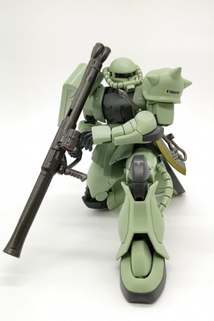 可動域は見事というものの、マシンガンを構えさせるのが少々難しく感じます。しかし、可動域が広すぎるためにポージングに難儀するほどです。