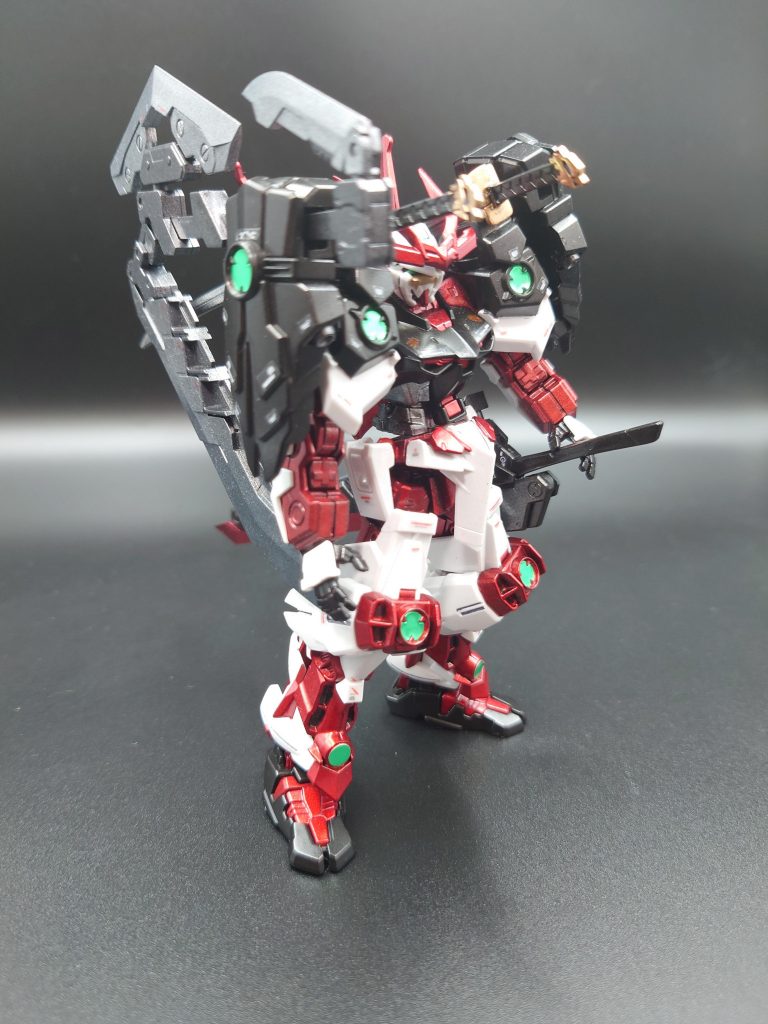 コトブキヤさんの武装をそのまま使わせていただきサブアーツに搭載、反対側にもコトブキヤさんの太刀をつけています。腰パーツはダブルオーのパーツを流用しました。