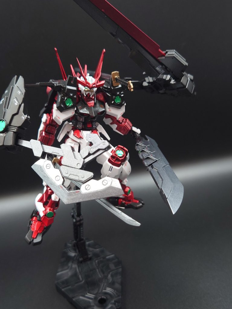 バスターソードを分離してアックスとバスターソードにし、手に太刀も持たせて四刀流にしてみました。