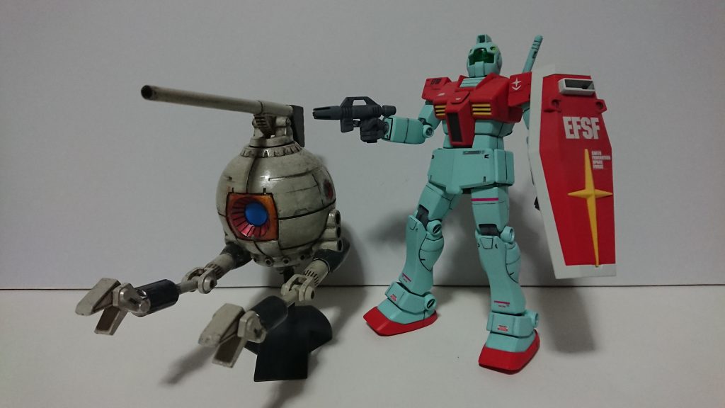 旧キットのボールと並べてみました。もう少し白っぽくても良かったかなー?って気もしますがランナーの色に合わせて作ったからなー。私的には子供のころからジムは薄いグリーンかなと思うのですが、皆さんはどう思います?白なのかな?ジムのイメージっぽくできたので満足してます。