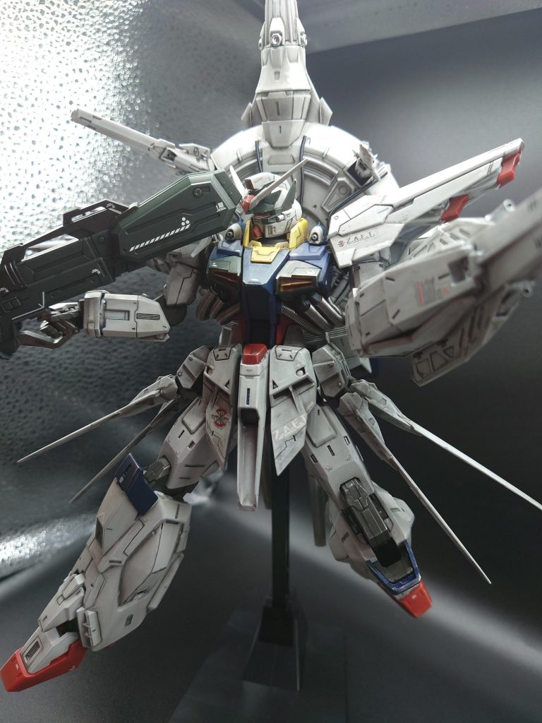 動力パイプ左右に3つずつもあるなんてかっこいいですよね。もともともプラスチックではなくゴム？製ですごく良かったのですがバネに変えてみました。近くで見ると無理やり感がすごいです。