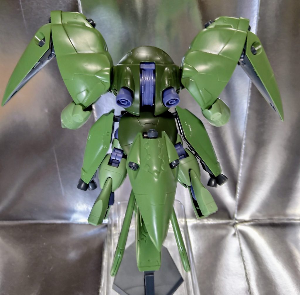 背面。後腰部のバインダーは上下に稼働。両腰側面のブースタトバインダーも前後稼働します。重装備で低下した、運動性を補う処置。