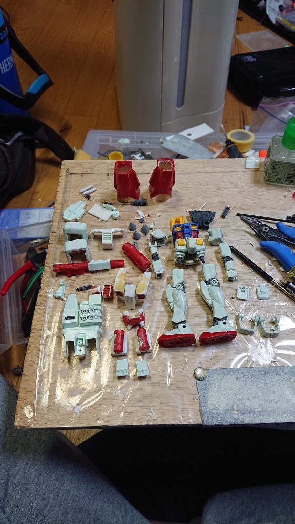 パーツ制作途中、アーマーをどう付けるか、大分悩んでますね。特に大変だったのは胸部装甲でした。