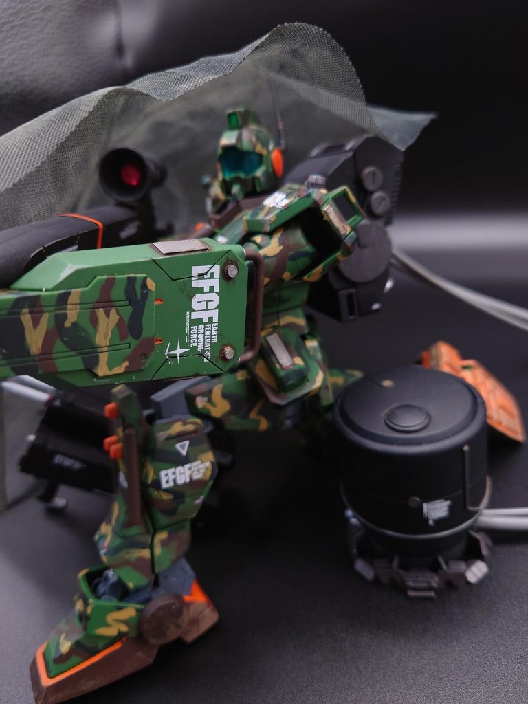 タテのスジボリと金属風のプラ板。