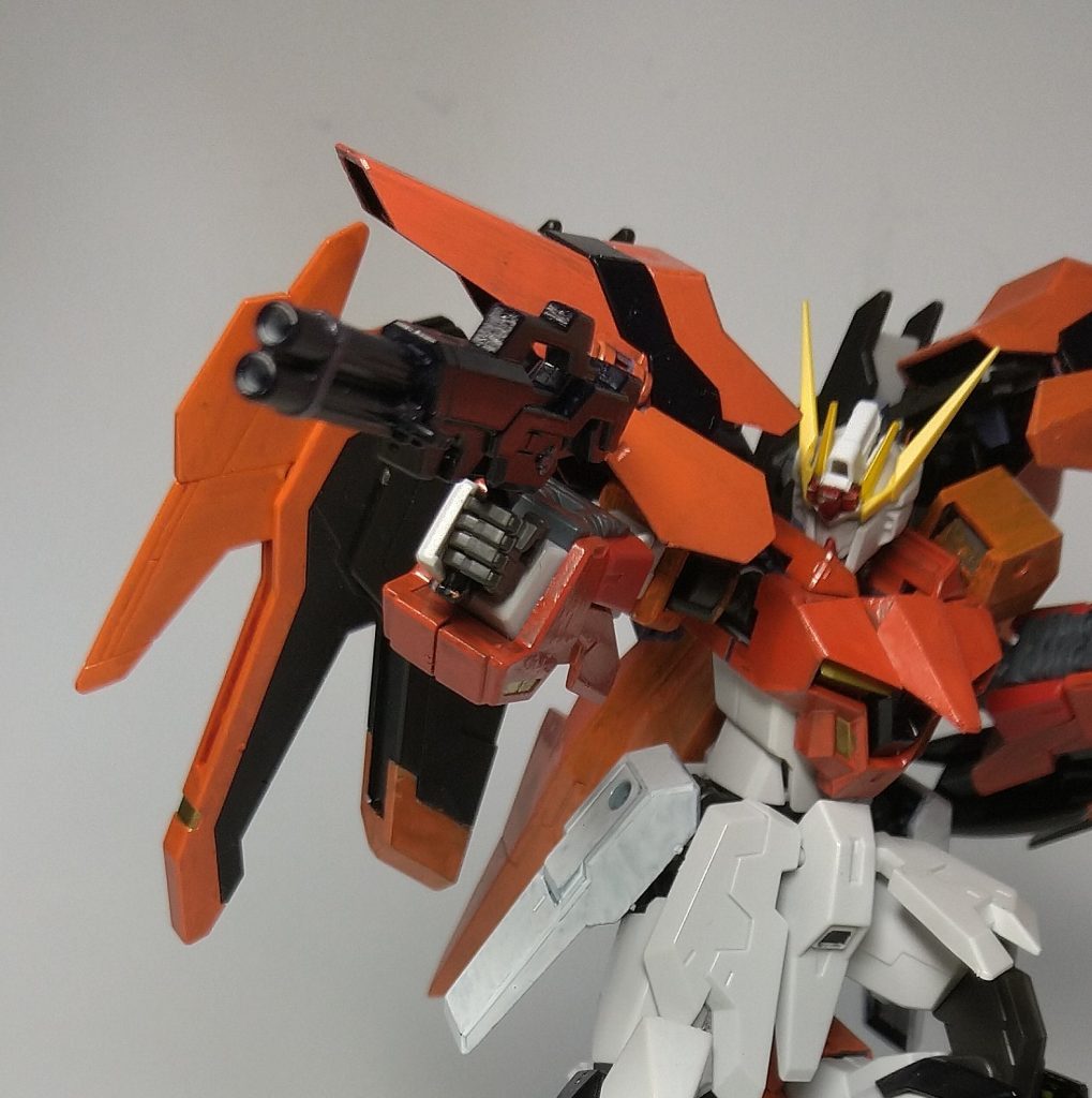 ビームマシンガンキュリオスの武装が参考にされている。本機は高い機動力を維持するためには高火力の武装は持てないので連射兵装を装備している。キャンペーンの武装とマーキュリーレヴのショットガンの部分とのミキシングです。