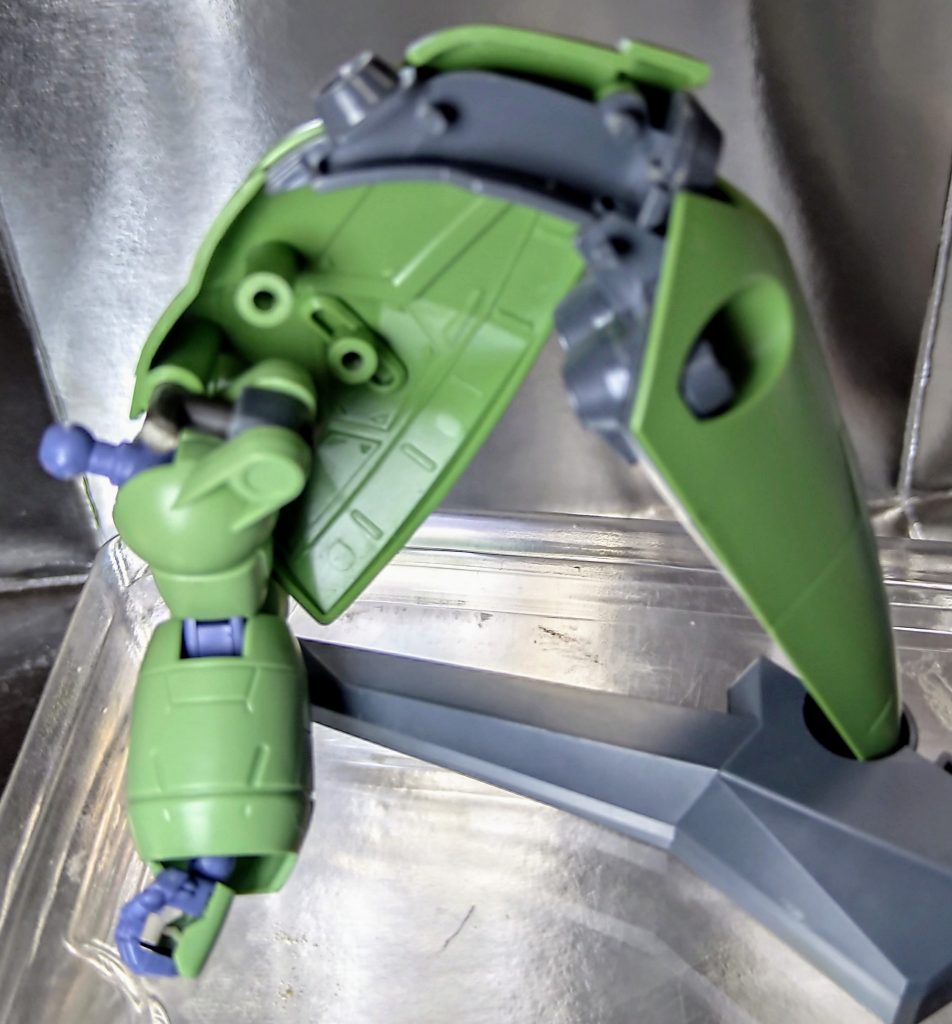 ランナーをT字に切り出してダボ穴に差し込んだら、後は、マン・ロディの肩アーマー取り付け部に、通常と逆から差し込む。肩部は、たったこれだけのお手軽改造w