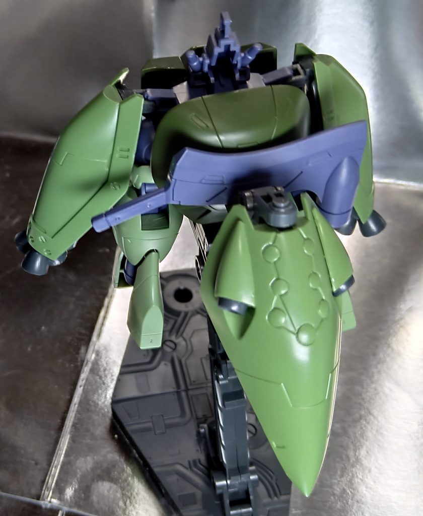 後部バインダーはマン・ロディのウェポンラックに、イージスガンダムの腰部バインダー接続フレームを加工して接着。そこに公式改造ジョイントパーツで繋いでます。